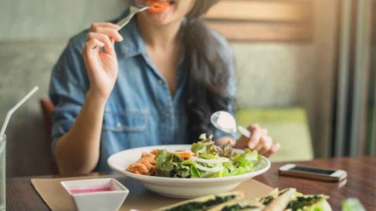 عدم تناول وجبة العشاء قد يؤدي إلى زيادة الوزن والسمنة