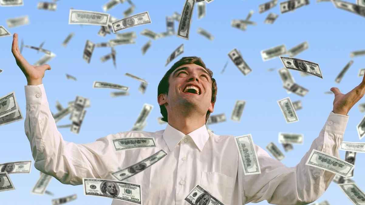 أمريكي بعد فوزه باليانصيب بـ 160$ اشترى 3 ورقات غيرها لتعود عليه بـ 2 مليون دولار!
