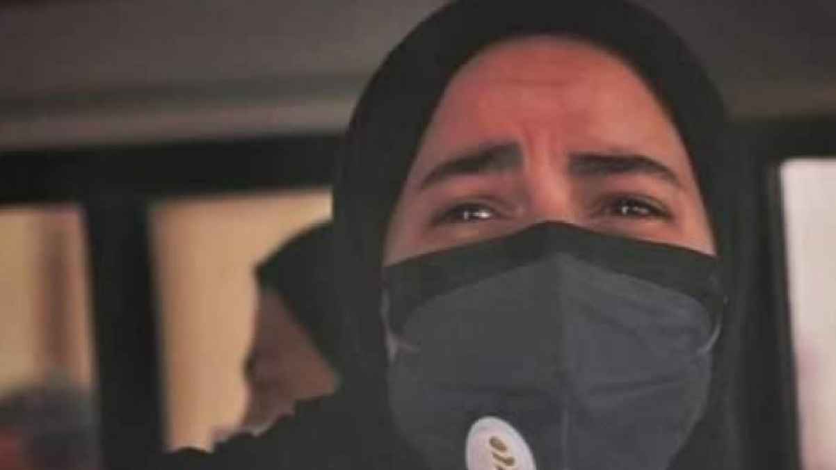 انهيار الفنانة إيمي سمير غانم أثناء تشييع جثمان والدتها دلال عبدالعزيز "فيديو"