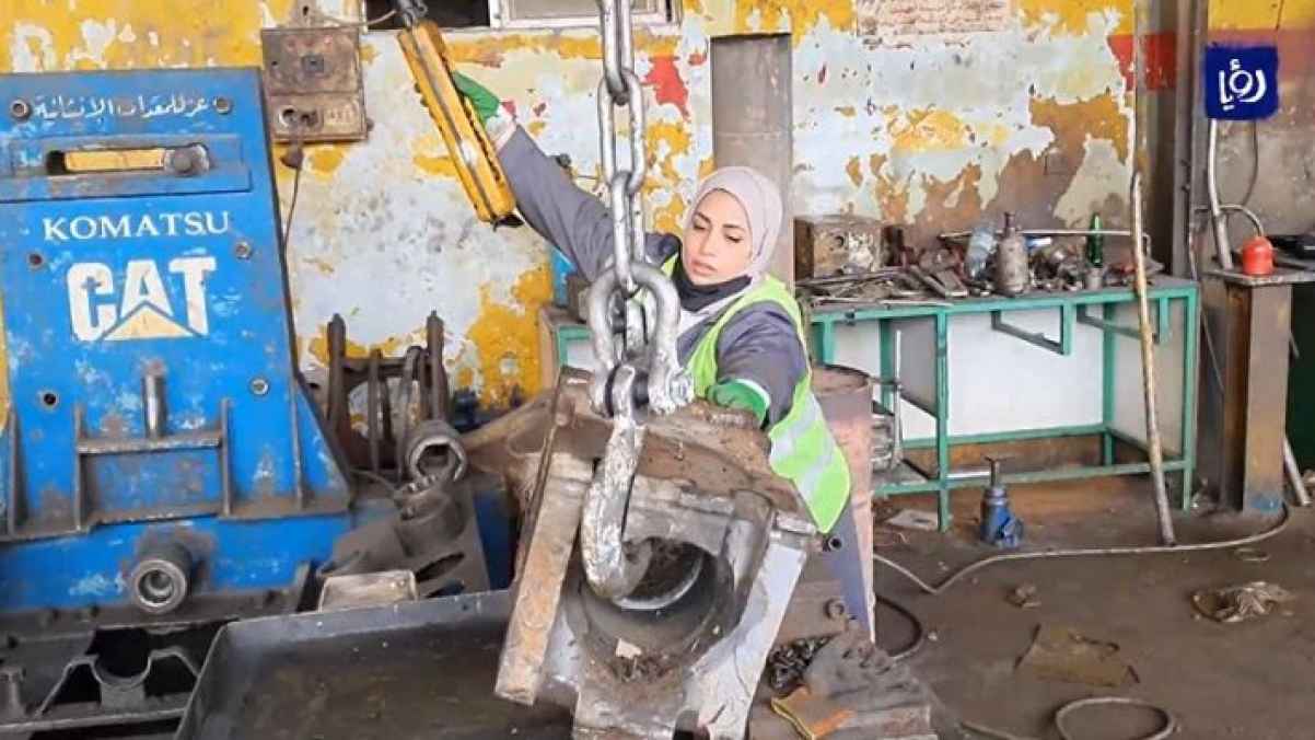 سارة وسما فتاتان تقتحمان قطاع الميكانيك للانخراط بسوق العمل في الأردن - فيديو