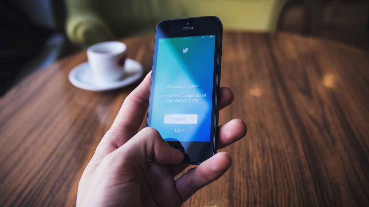 تويتر ينقذ الفيسبوك بتغريدة ساعدته على التواصل مع المستخدمين