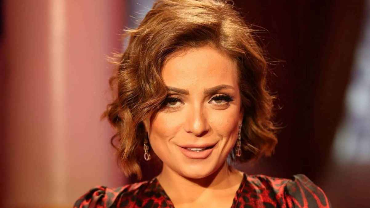 ريم البارودي تتعرض للانتقادات بسبب تأديتها مناسك العمرة
