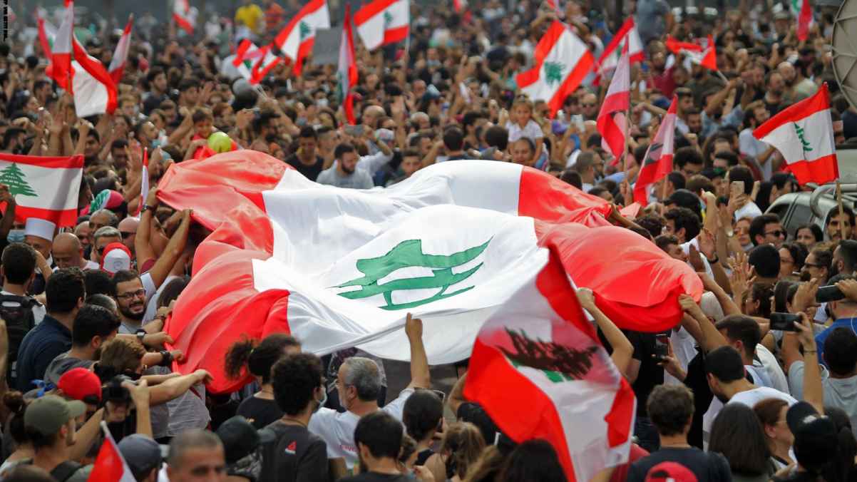 نجوم لبنان يشاركون في المظاهرات .. لبنان ينتفض