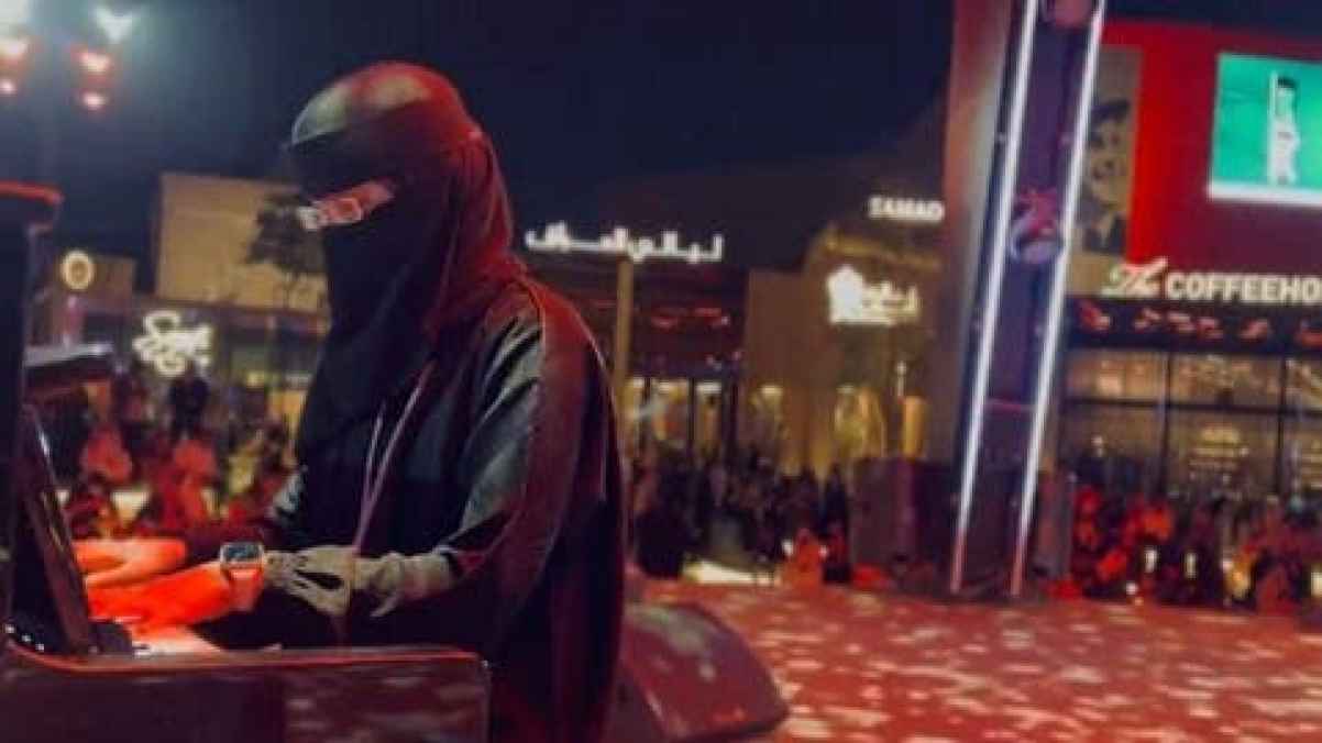 عازفة بيانو "منقبة" تلفت الأنظار في موسم الرياض.. فيديو
