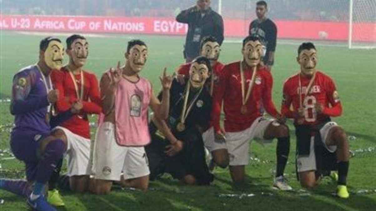 المنتخب المصري يحتفل بكأس أمم افريقيا على طريقة "la casa de papel"