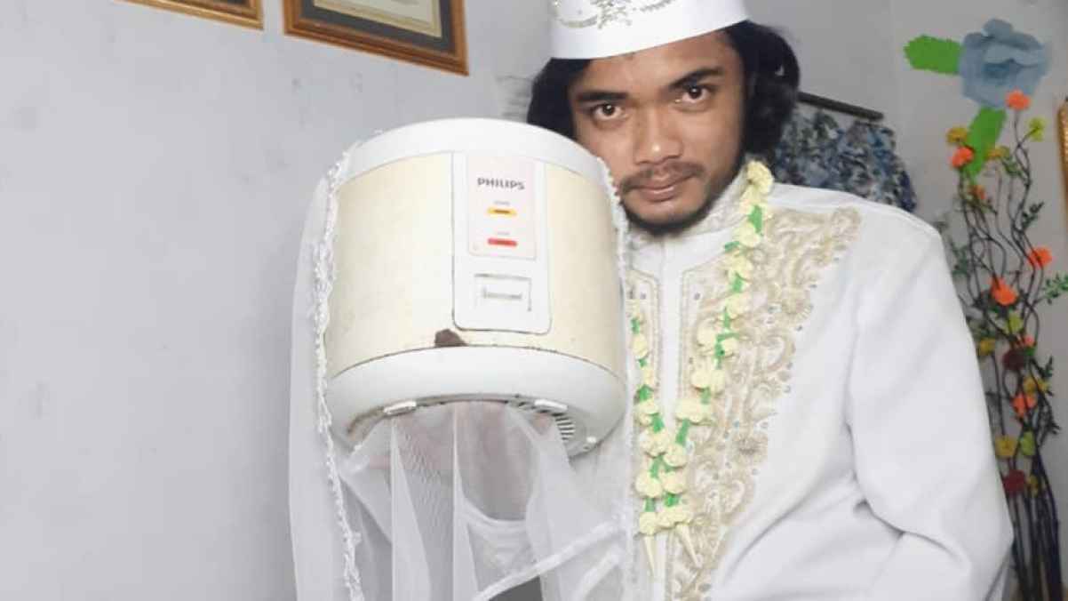 رجل إندونيسي يعقد قرانه على آلة طباخة الأرز  ويثير جدلا على مواقع التواصل