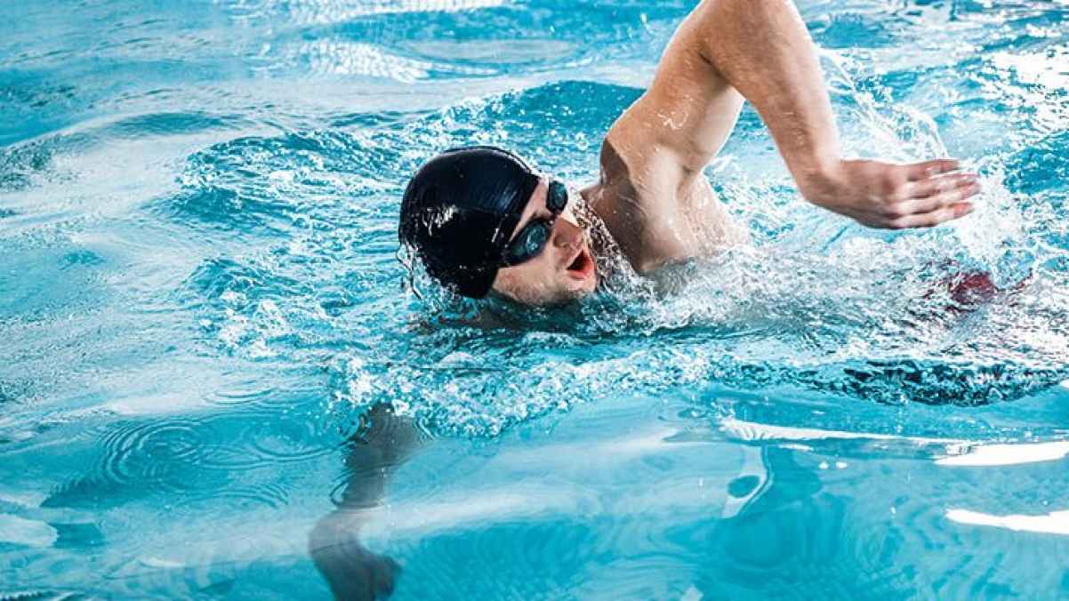 ما تأثير السباحة على الدماغ؟