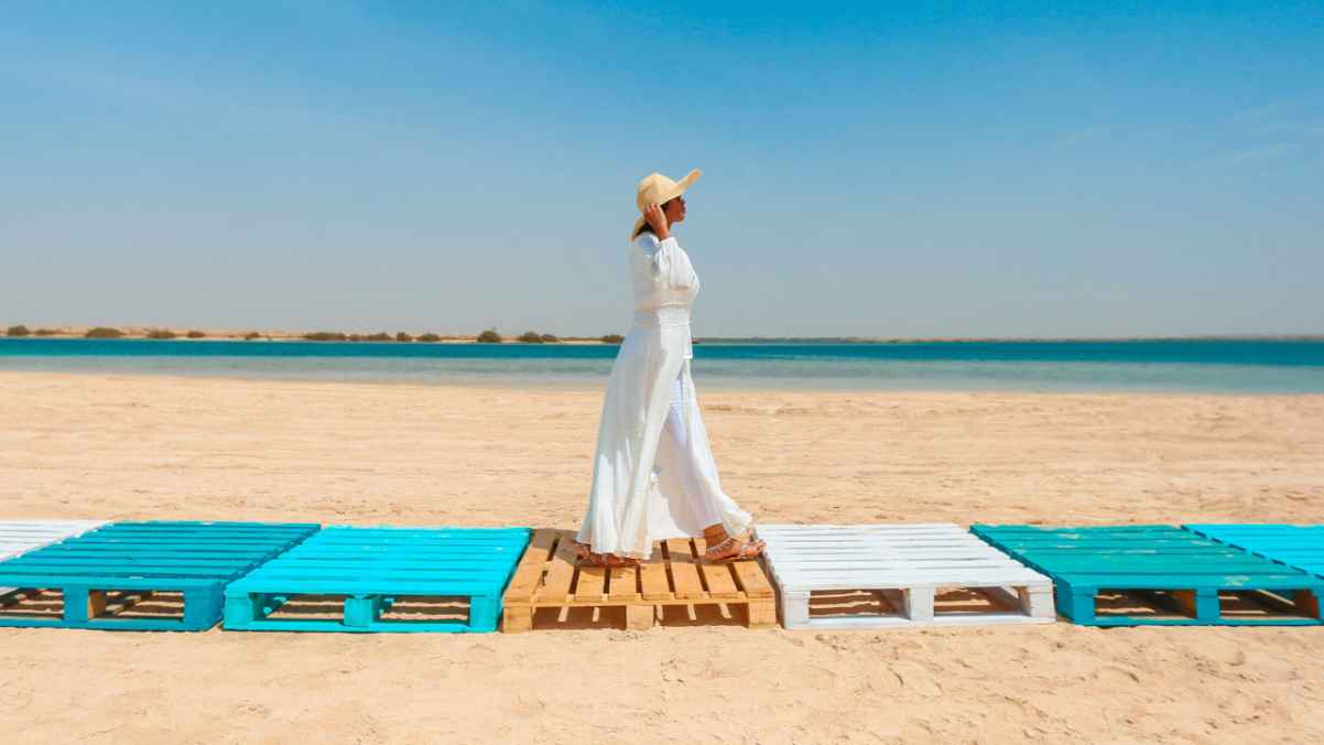 شاطئ في السعودية على غير المعتاد