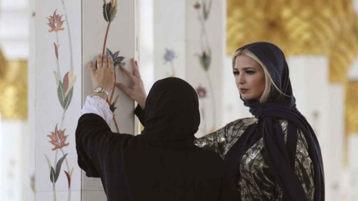 إيفانكا ترمب ترتدي الحجاب وتدخل مسجدًا في الإمارات .. صور