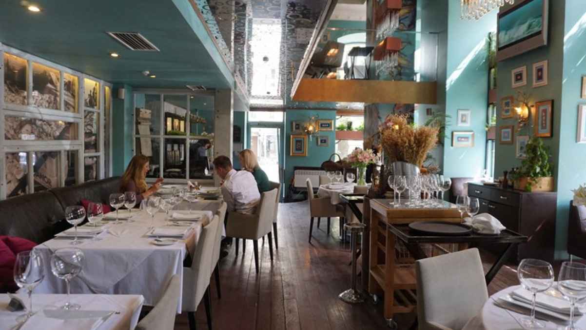 زائر غير مألوف يثير الرعب بأحد مطاعم جنوب أفريقيا.. فيديو