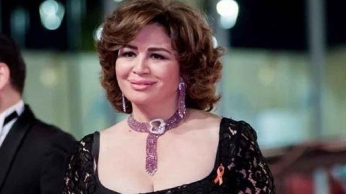 إلهام شاهين تكسر "جرة" في وداع 2020 .. فيديو