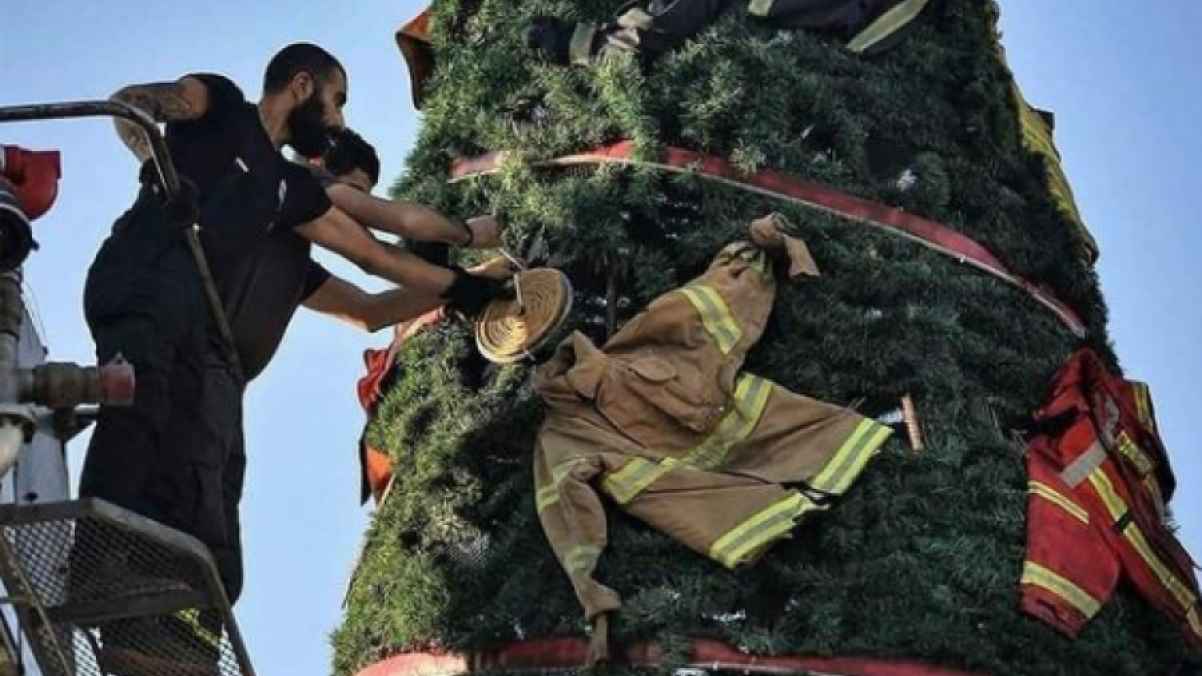 شجرة ميلاد مُزينة بمُعدات وملابس وفيات الدفاع المدني في إنفجار مرفأ بيروت - صور