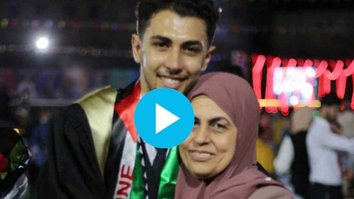 طالب فلسطيني يحتج على طرد والدته: "أمي أكبر من كل الجامعة" | فيديو