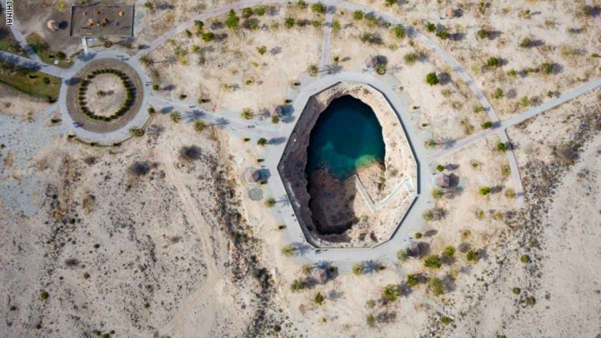أجمل حفرة في العالم تجدها في سلطنة عُمان