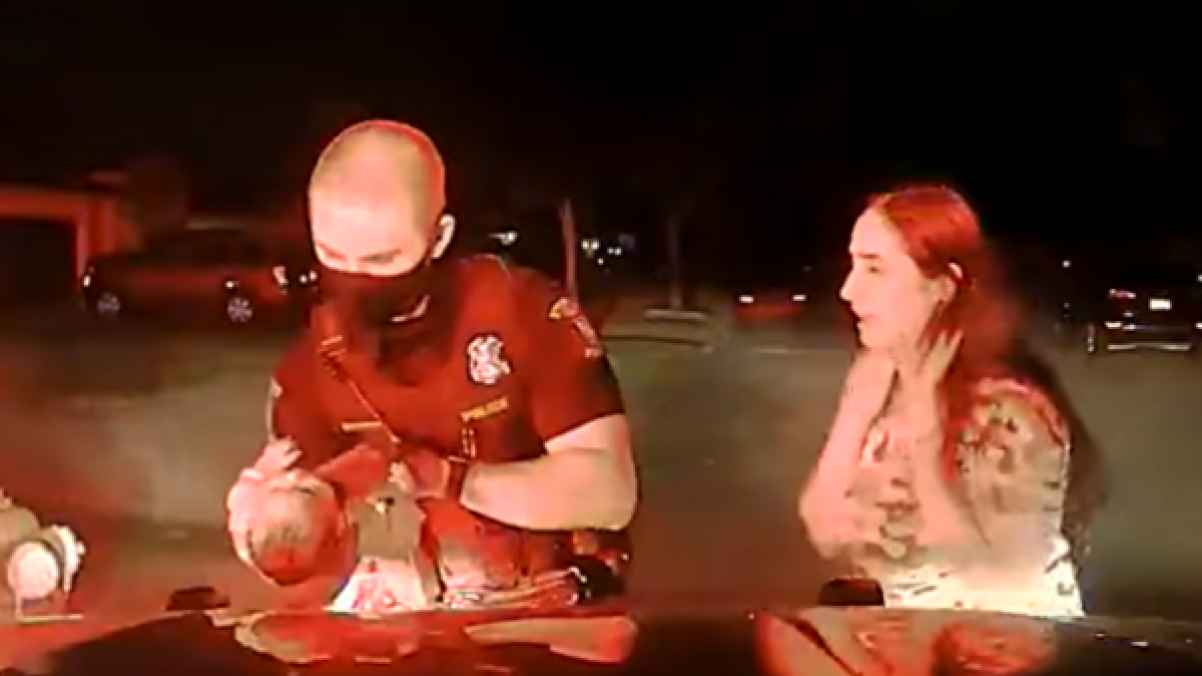 شرطي  ينقذ رضيعة عربية من الاختناق... فيديو