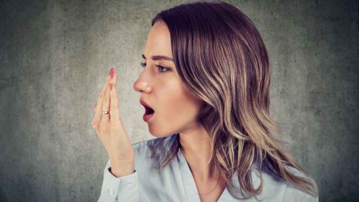 ما أسباب رائحة الفم الكريهة؟
