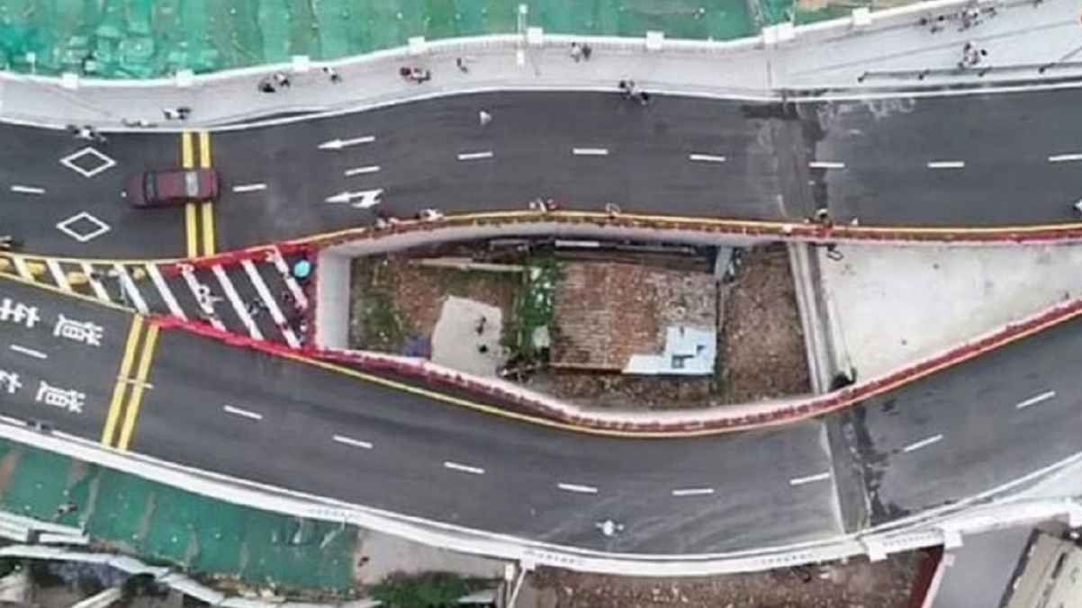 بالفيديو.. الصين تفتتح جسرا حول منزل "سيدة عنيدة"