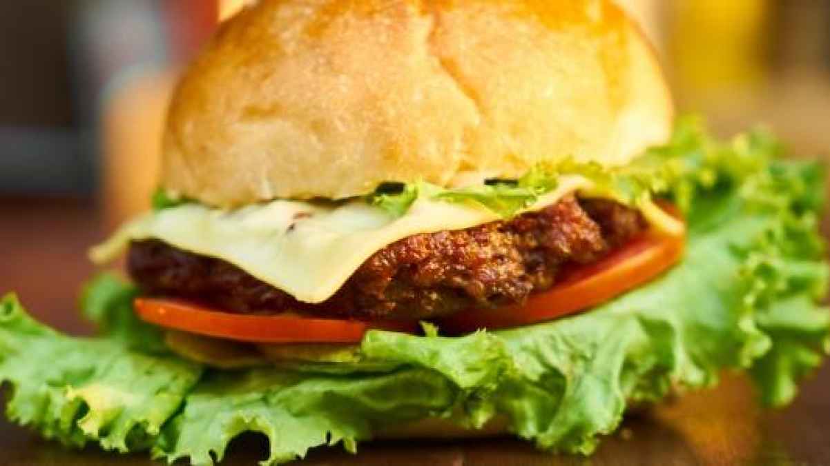 إغلاق مطعم في الإمارات أعلن عن وجبة "برغر" بـ 816 دولارا... فيديو