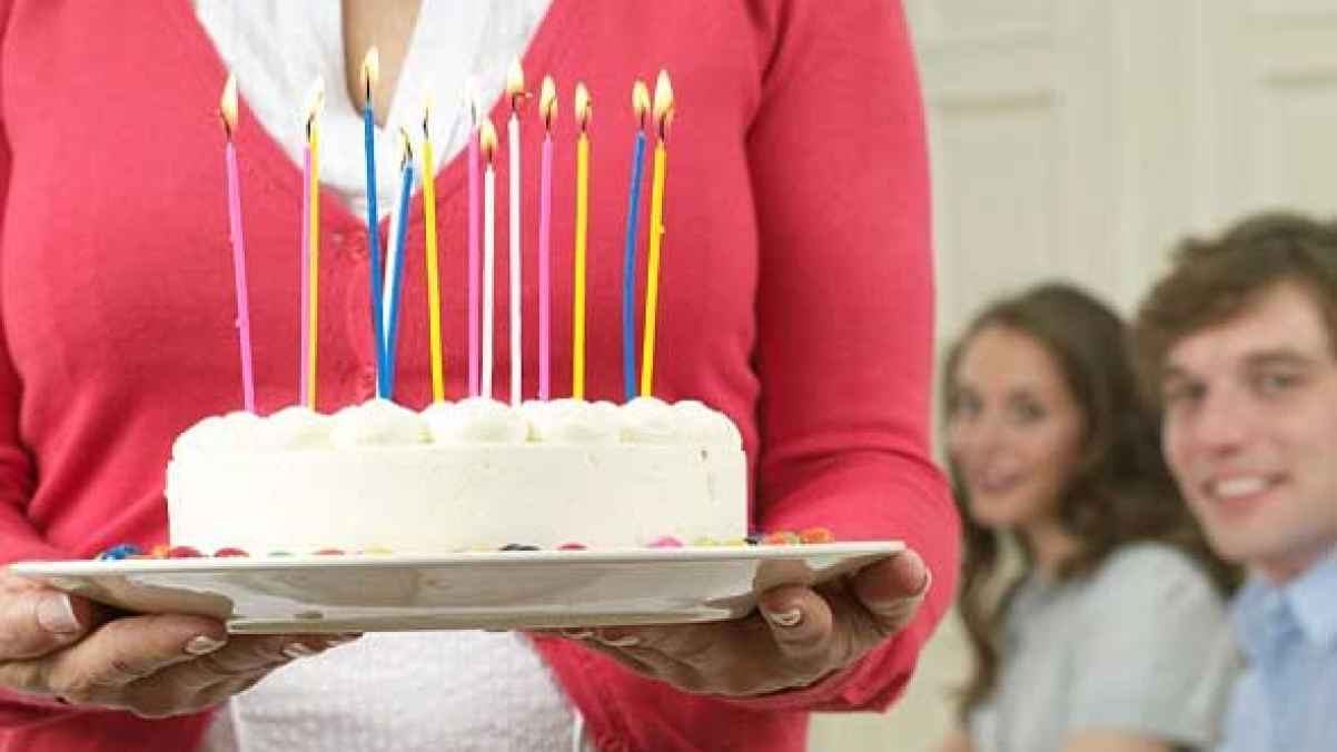 مقطع فيديو طريف لطفلة تضرب اختها بسبب شمعة عيد الميلاد