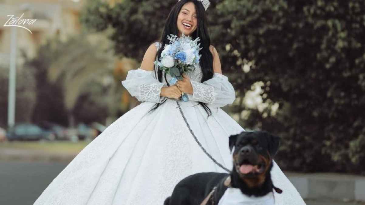 سيدة مصرية تتزوج من كلب وتُحدث ضجة على مواقع التواصل - فيديو وصور