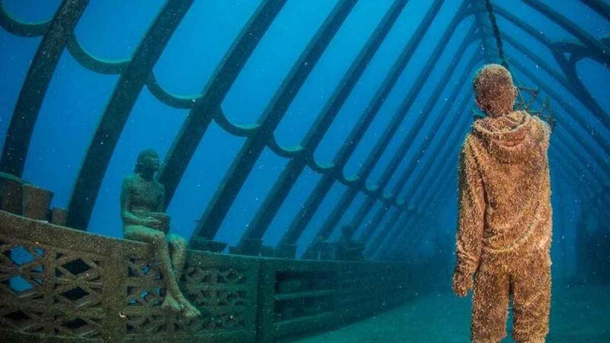 أول متحف فنى تحت الماء فى أستراليا يسمح للزائرين بالسباحة بين المعروضات..صور