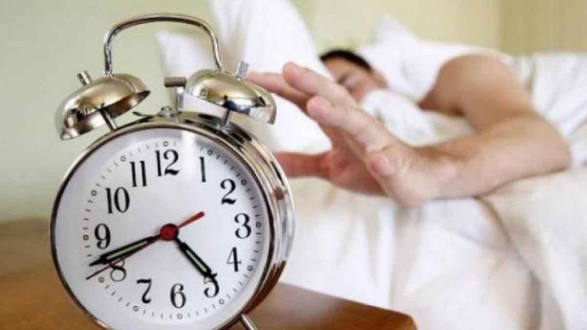 طبيبة توضح كيف يمكن الاستيقاظ من دون منبه