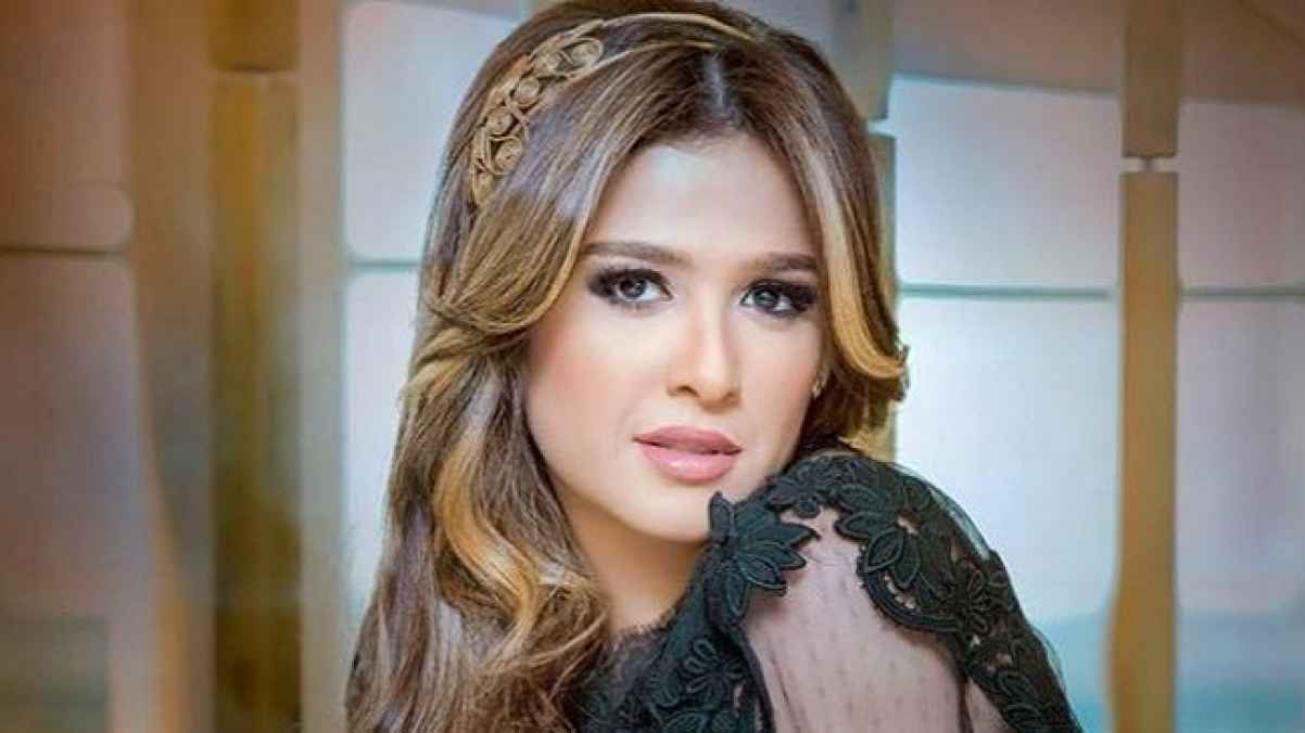 ياسمين عبد العزيز تطلب الطلاق بسبب الكبدة