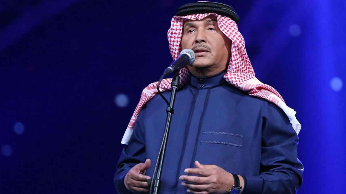 محمد عبده يقلد رقصة مايكل جاكسون على المسرح .. فيديو