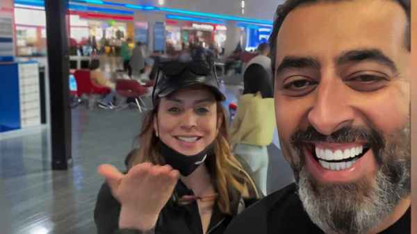 مقطع طريف يجمع باسم ياخور وشكران مرتجى في إحدى المطارات - فيديو
