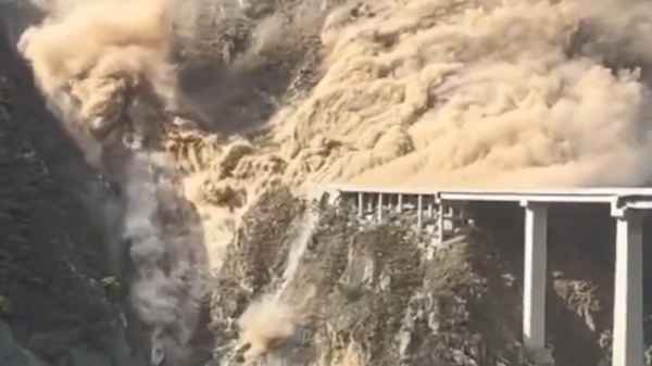 فيديو يوثق لحظة انهيار جسر حديث الإنشاء في الصين
