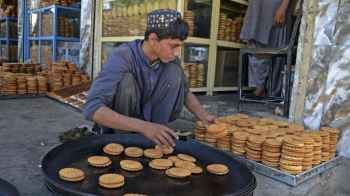 الأفغان يعدون كعك العيد الخاص ببلادهم استعداد لعيد الفطر.. نعرفوا على تقاليدهم