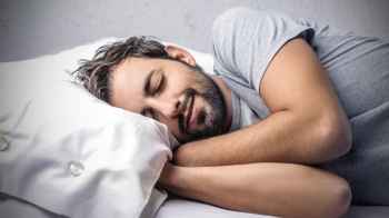 هل قاعدة 8 ساعات للنوم الصحي مثالية؟