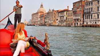 إيطالي يطلب الزواج من حبيبته في سوبرماركت متجاهلاً قارب الجندول - صور