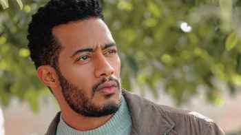 محمد رمضان يتسبب في أزمة مرور في قرية مصرية.. والجمهور يلتف حوله- فيديو