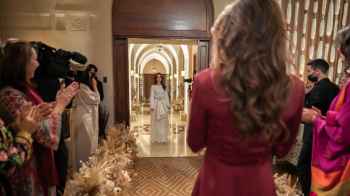 الملكة رانيا تشكر كل يد رسمت وعزفت وعملت وحاكت في حفل حناء الأميرة - فيديو