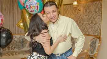 هكذا احتفل مصطفى كامل بعيد ميلاد ابنته - صورة