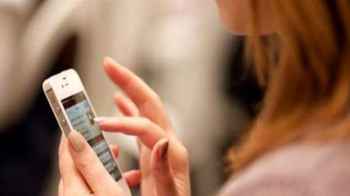 غرامة 200 دينار.. عقوبة التجسس على هاتف الزوج/ ـة دون علم أحدهما