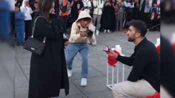 يوتيوبر مشهور يتقدم لحبيبته أمام الملأ ويواجه رفضًا محرجًا - فيديو