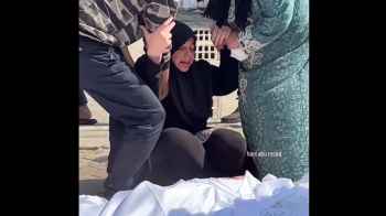 "يما رحتي وسبتيني يما".. أم فلسطينية تبكي على فراق ابنتها في القطاع - فيديو