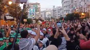 أطفال يتظاهرون في طنجة المغربية دعماً ونصرة لصغار القطاع - فيديو