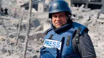 الصحفي وائل الدحدوح يشارك لحظة مؤثرة لدفن 110 فقيدًا في القطاع - فيديو