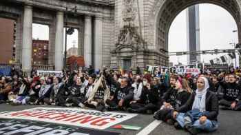 متظاهرون يغلقون جسرا في نيويورك رفضا للعدوان على القطاع - فيديو
