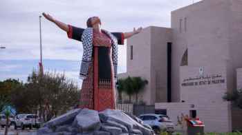 "أم الشهيد".. تمثال في تونس تخليداً لذكرى أمهات شهداء فلسطين