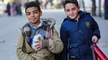 "رافقتكما السلامة".. طفلان فلسطينيان إلى دير البلح