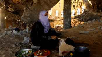 "من وجع الحرمان".. فلسطينية تحضر الطعام مستذكرة روح الماضي