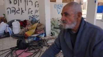 مسن فلسطيني يجاور الدمار بأفكاره المبعثرة