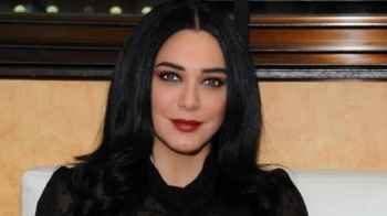 سلاف فواخرجي تخرج عن صمتها بعد فصلها عن "الفنانين السوريين"