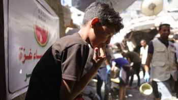 طفل جائع في غــزة.. براءة تئن تحت وطأة الحصار