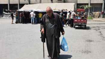 خطوات مثقلة بالألم نحو خيمة شاهدة على أنين الوجع