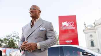 'The Rock' appears in tears with extreme weight loss, sparking widespread controversy at the Venice Film Festival – Video"